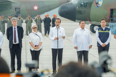 Presiden Joko Widodo Lepas Bantuan Kemanusiaan Tahap Awal untuk Palestina Bersama Kitabisa dan Sejumlah Tokoh Publik